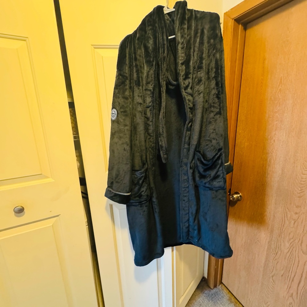 Men’s Tommy Bahama plush black robe 
One size